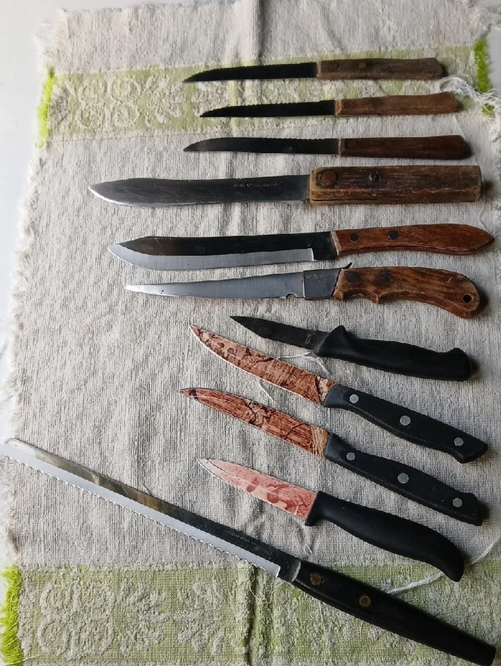 Assorted Kitchen Knife Set with Wood and Black Handles